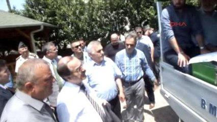 Sakarya Bakan Çelik Akrabasının Cenazesine Katıldı