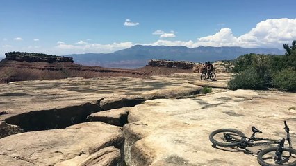 Un cycliste frôle la mort au bord d'une falaise
