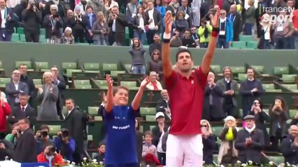 Скачать видео: Djokovic invite un ramasseur de balles pour quelque chose de très spécial! Roland-Garros 2016