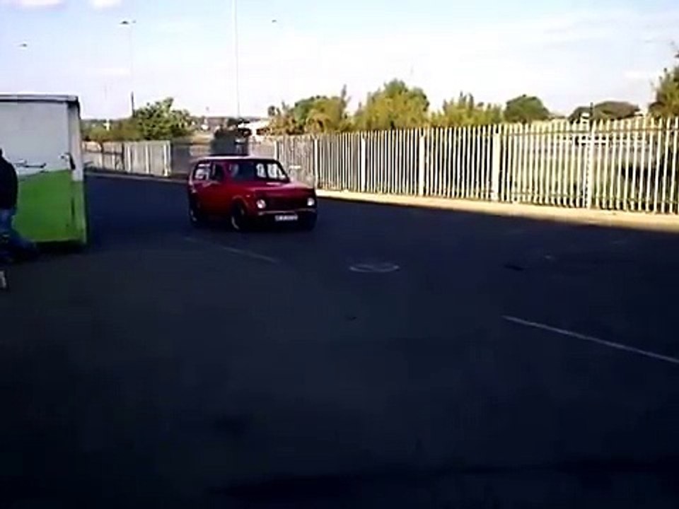 Lada Niva com motor do Toyota Supra 2JZ só podia ser na Rússia!