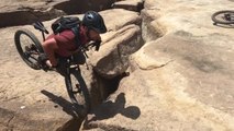 Un cycliste tombe au bord d'une falaise