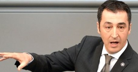 İzmirli Vatandaştan Cem Özdemir'e Suç Duyurusu