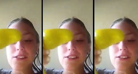 Une fille reçoit du jus de piment dans l'oeil