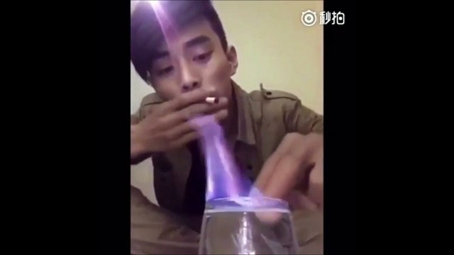 Il essayait de boire un verre d’alcool enflammé, mais il ne tardera pas à le regretter !