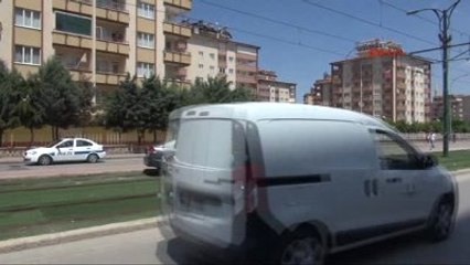 Gaziantep'te Otomobil Elektrik Direklerine Çarptı 2 Yaralı