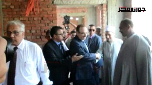 محافظ بني سويف يوزع جرعات علاج فيروس سي ويفتتح وحدة إسعاف ومنفذ للسلع الغذائية