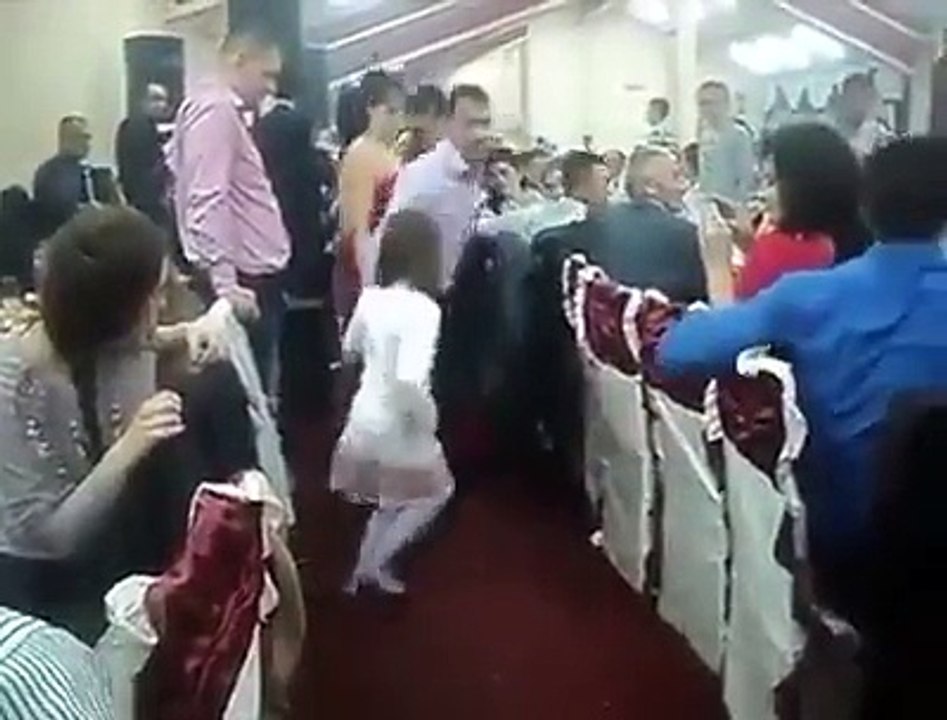 Djevojcica igra kolo
