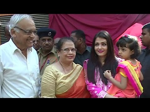 Aishwarya Rai Bachchan With Aaradhya And Parents At Siddhivinayak Temple