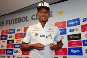 Rodrigão é apresentado no Santos e explica escolha por camisa 22