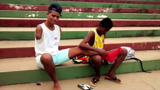 Atacante sem os braços busca espaço em escolinha da Desportiva