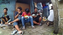 Pengamen kreatif bawa lagu-lagu lucu dan inspiratif