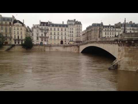 Floodwaters Rise in Paris Near Nôtre Dame