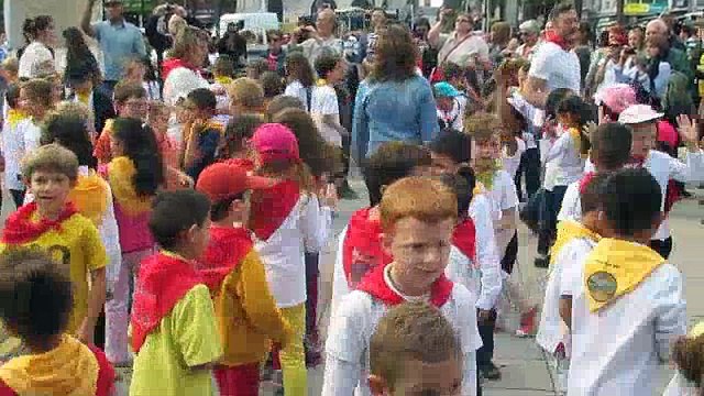 Tarbes - Les mainats chantent et dansent place de Verdun