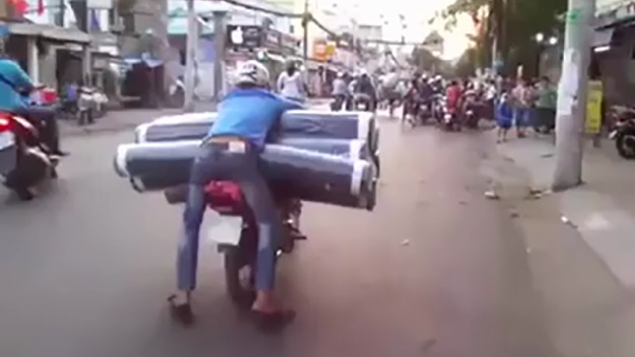 Livraison de tapis en moto !