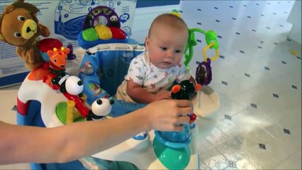 Fun quand un bébé découvre un jouet