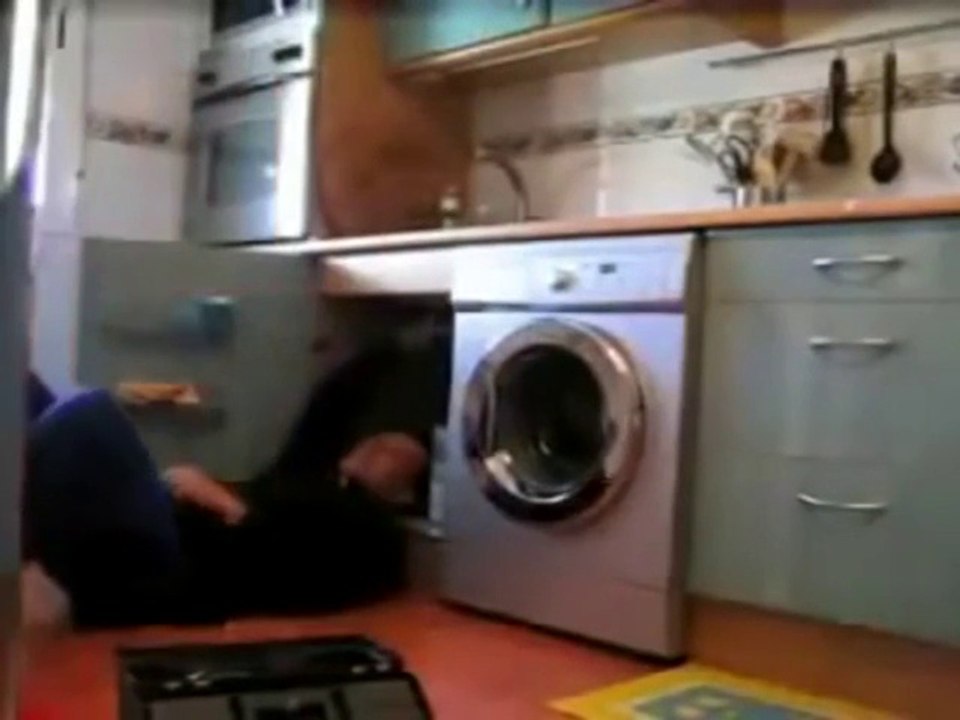 Caméra cachée par son mec qui surprend sa copine et le plombier