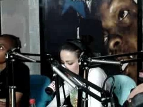 Kenza Farah au studio de skyrock