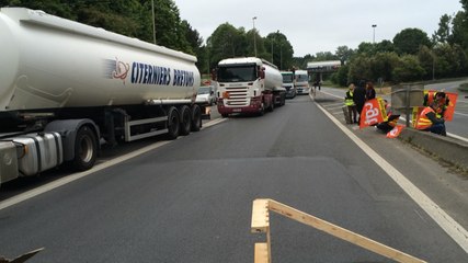 Loi Travail : route bloquée, camions à l'arrêt