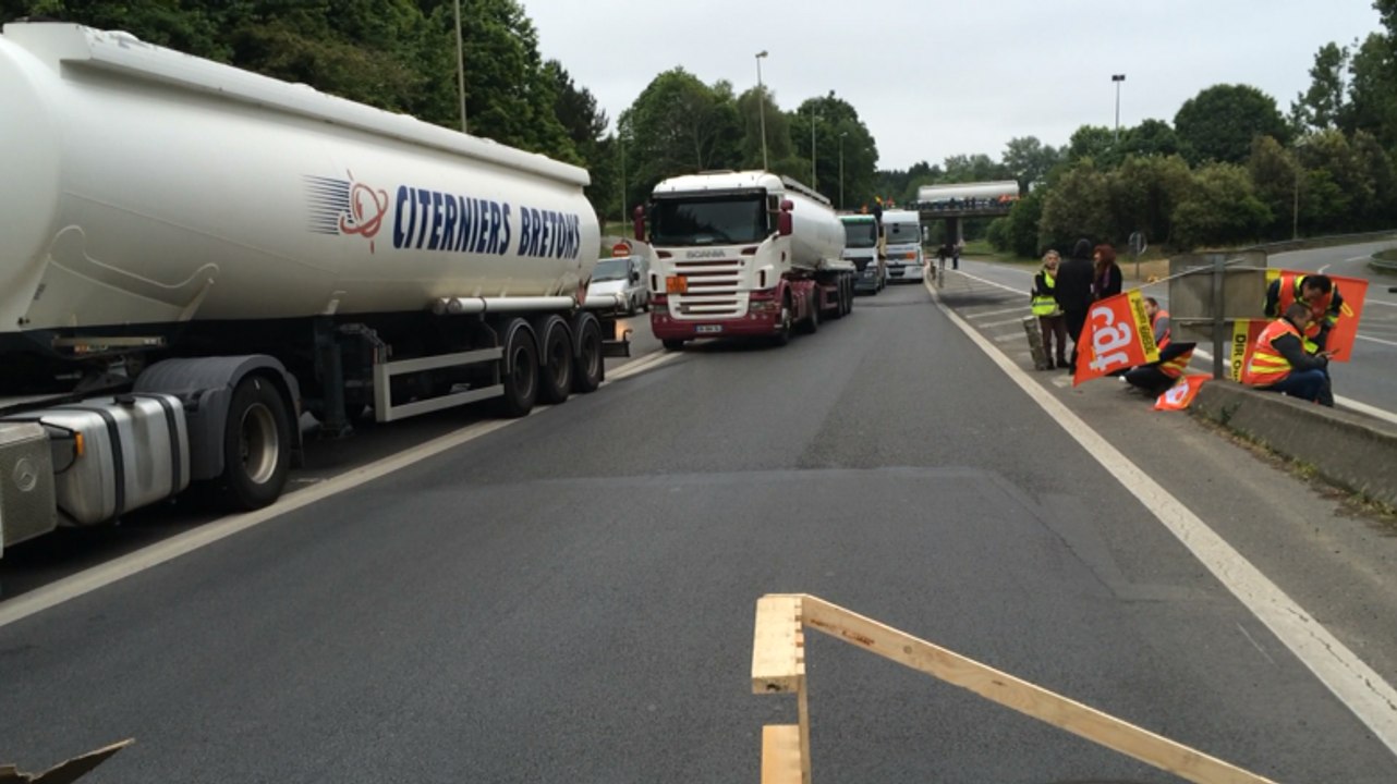 Loi Travail : route bloquée, camions à l'arrêt