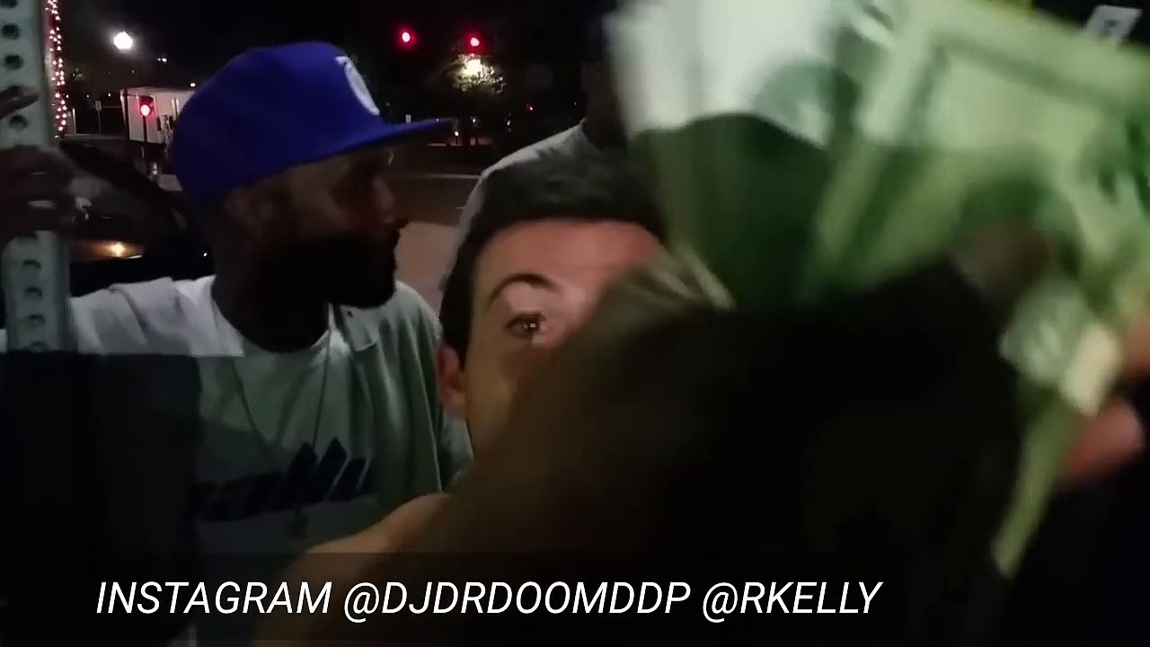 Ivre il croise R.Kelly et lui demande de chanter en pleine rue