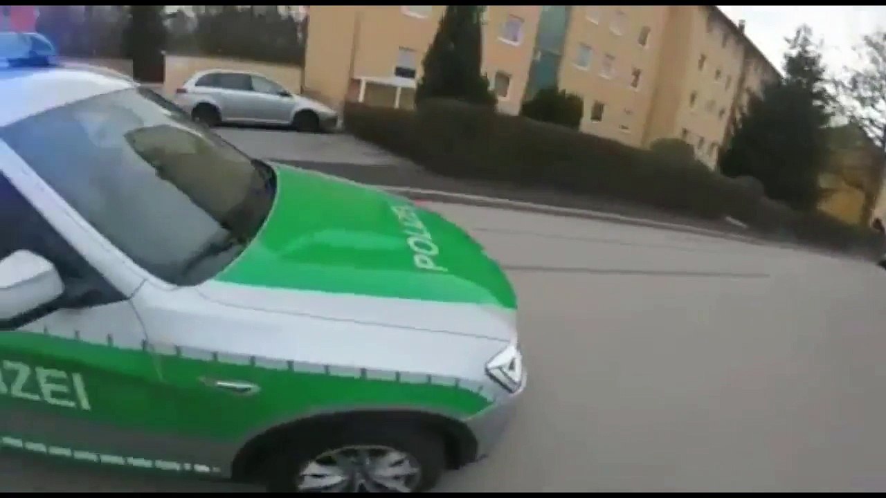 Ce motard tente d'échapper à la police Allemande... FAIL, course poursuite de 3 secondes