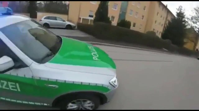 Ce motard tente d'échapper à la police Allemande... FAIL, course poursuite de 3 secondes