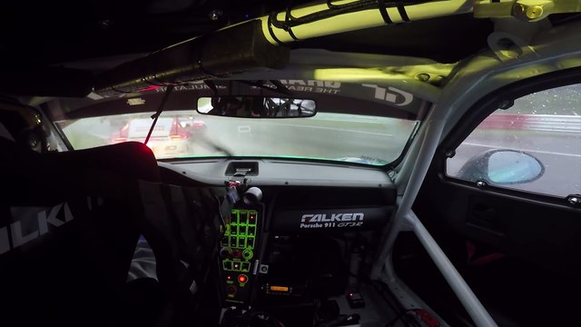 Tour de course de voitures en vue embarquée dans une Porsche