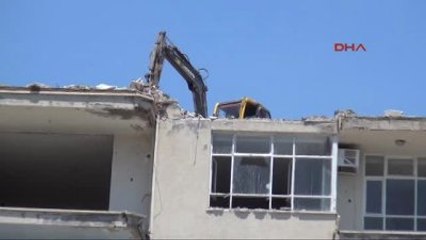 Mersin Binanın Tepesine İş Makinası Çıkarıp Yıkım Yapıyorlar