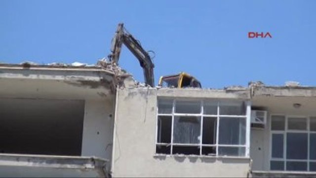 Mersin Binanın Tepesine İş Makinası Çıkarıp Yıkım Yapıyorlar