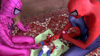 Spiderbaby Bathtime with Pink Spidergirl and Spiderman in Real Life Superhero Parents