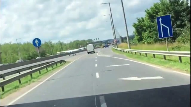 Victime d'une panne moteur, un avion se pose sur une autoroute...