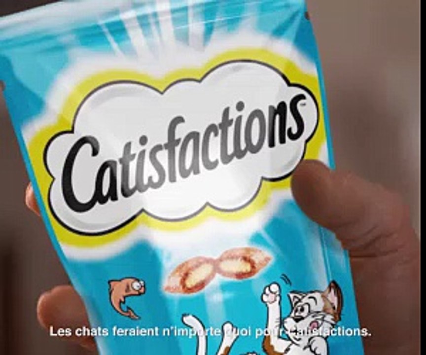 Moto sur le toit d'une voiture