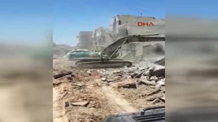 Mardin Nusaybin'de Ekskavatör Operatörü Enkazda Gördüğü Kur'an-ı Kerim'i Böyle Çıkardı