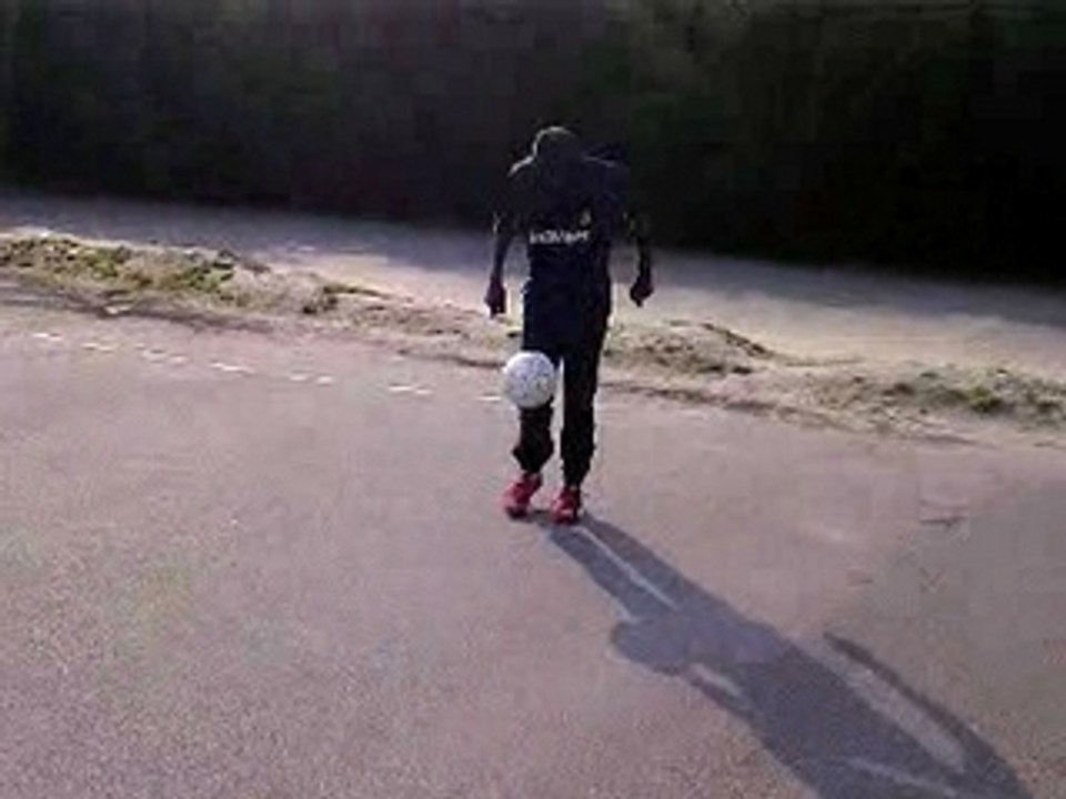 Claudinho_jongle du talon