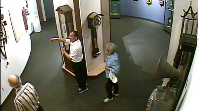 Régis fait tomber une horloge dans un musée