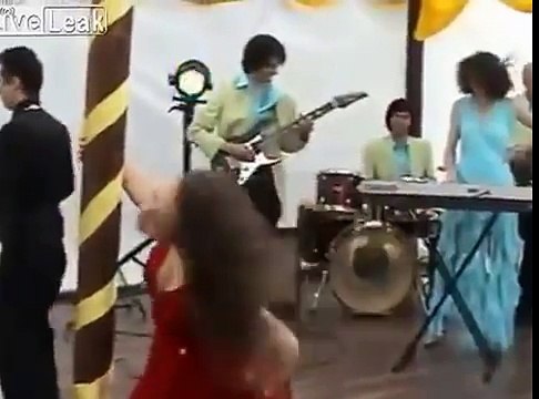 Когда эта девушка вышла танцевать, никто и не думал, что своим танцем она испортит свадьбу!