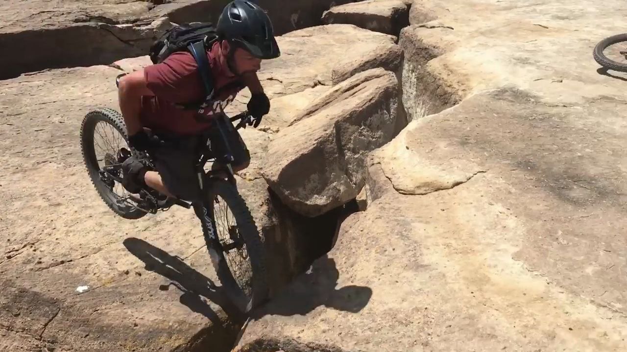 Un cycliste frôle la mort au bord d'une falaise
