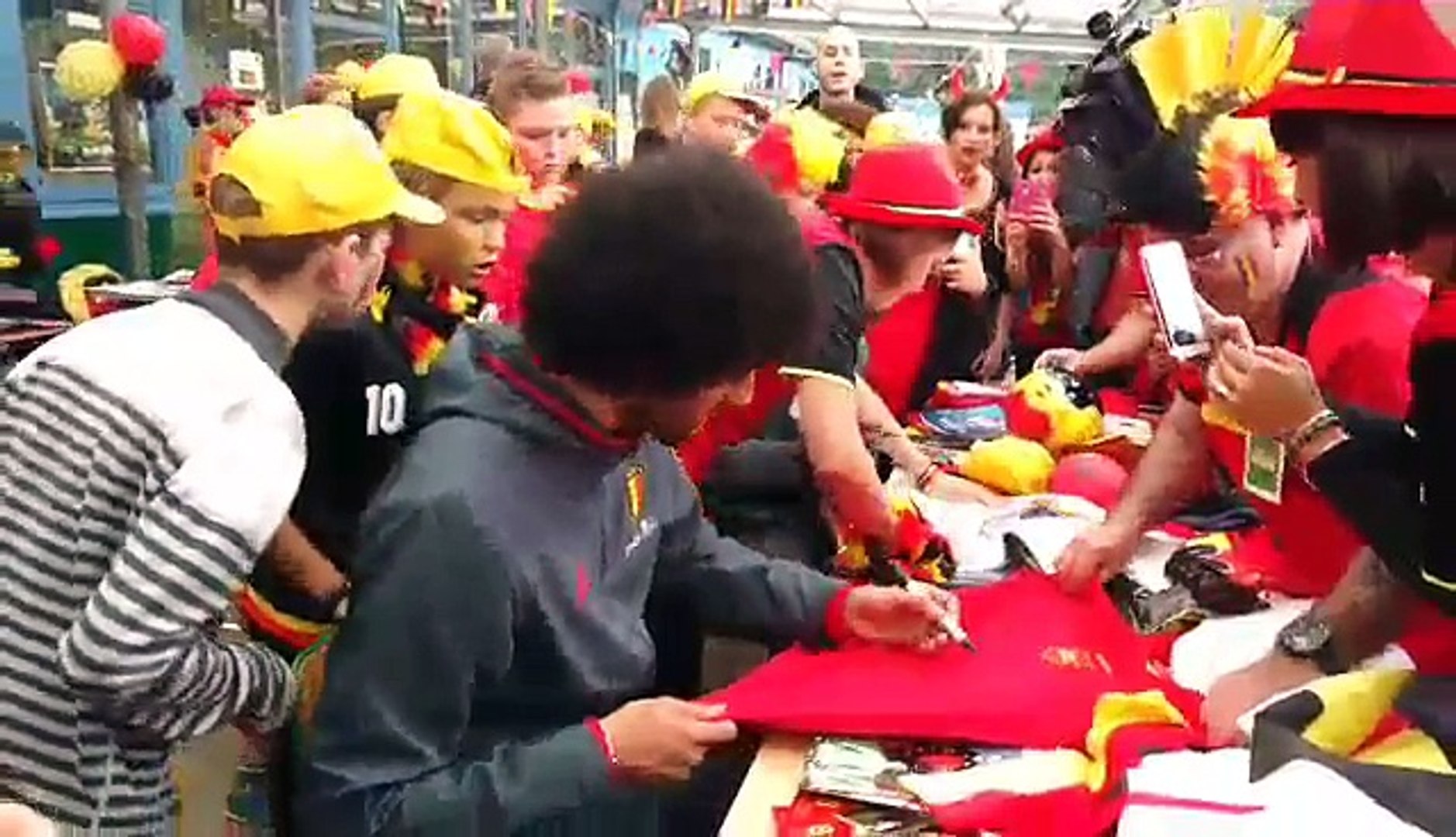 Fellaini Et Benteke À L'école De L'arbre Vert À Mons - Vidéo Dailymotion