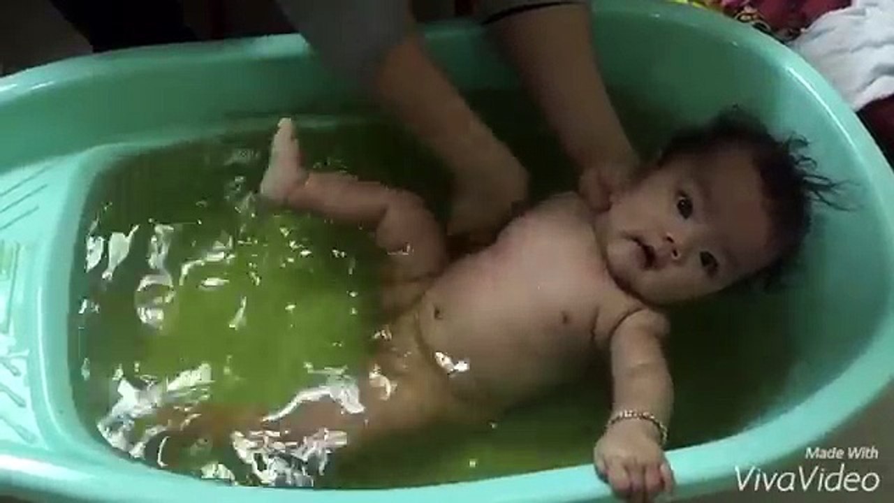 Tắm bé bằng lá tắm thiên nhiên bảo trâm