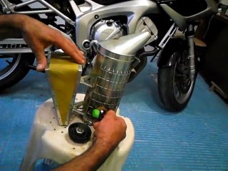 Πατέντα για καπνηστήρι που τα σπάει! Όταν ο Έλληνας μελισσοκόμος έχει κέφια...