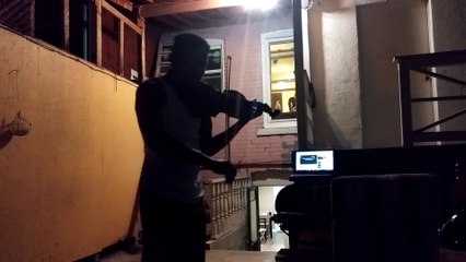Le voisin joue Gangham Style au Violon... Merci les oreilles !