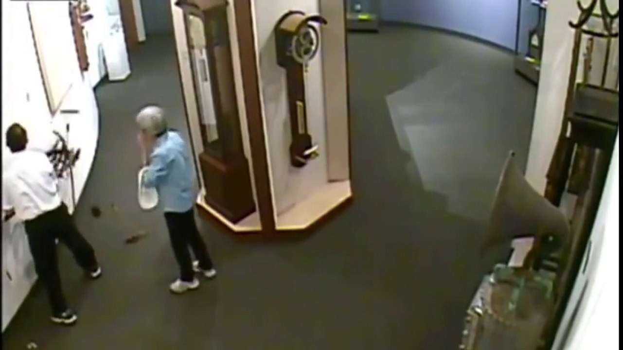 Ce touriste débile fait tomber une oeuvre antique dans un musée !