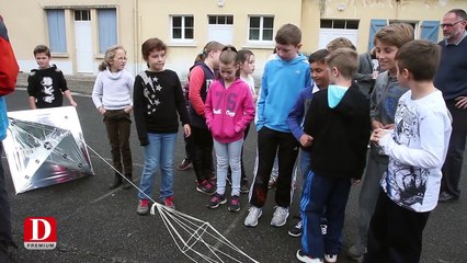 Des écoliers envoient un ballon dans l'atmosphère