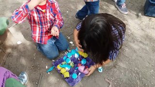 Rompiendo los huevitos de Pascua 2016