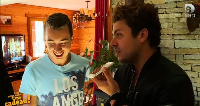 C’est pour nous, c’est cadeau : Kev Adams fait une énorme surprise à un fan en débarquant chez lui (vidéo)
