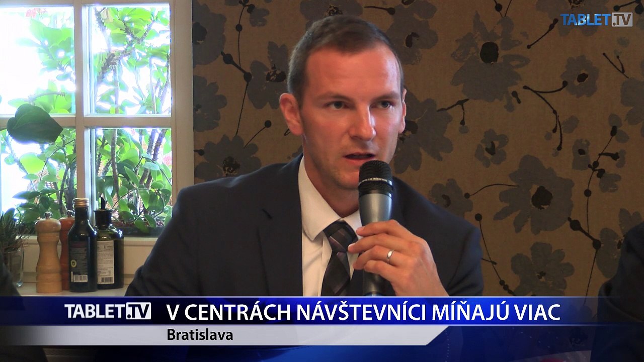Nákupné centrá v regiónoch navštívilo vlani menej ľudí, no míňali viac