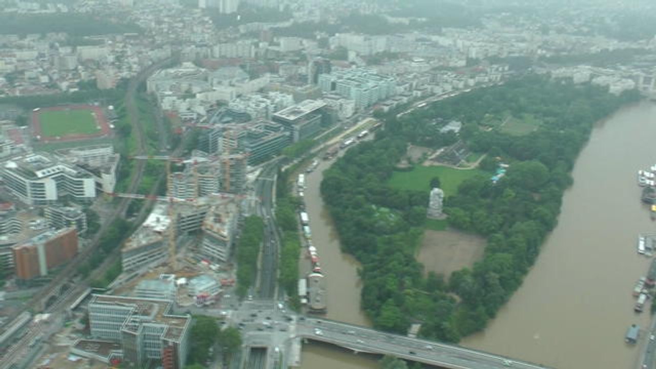 Les inondations à Paris vues depuis l'hélicoptère iTÉLÉ - Le 03/06/2016 à 15h08