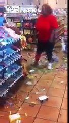 Cliente furiosa destrói loja de conveniência após seu cartão ser recusado; veja vídeo