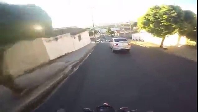 Un motard très con fait un doigt d'honneur à un automobiliste et est rattrapé par son karma