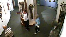 Un couple fracasse une précieuse horloge dans un musée